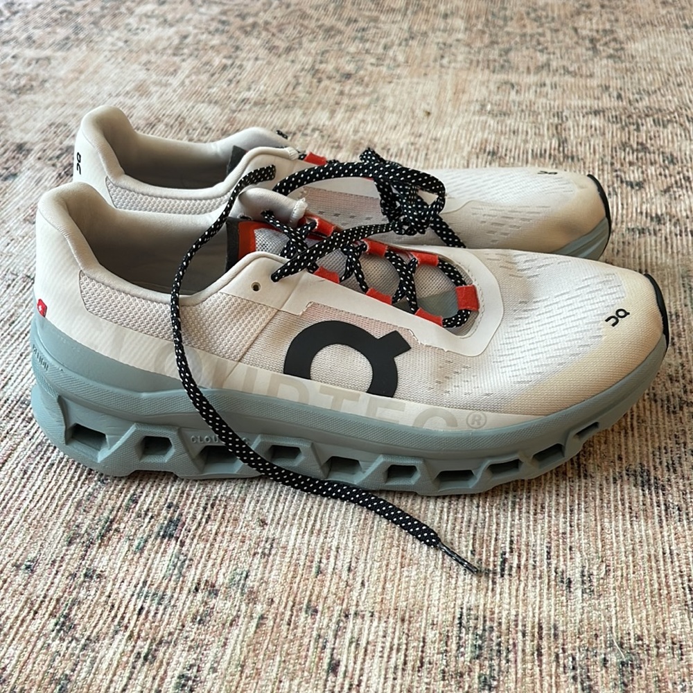 Mens oncloud “cloudmonster” running shoes size 9.5